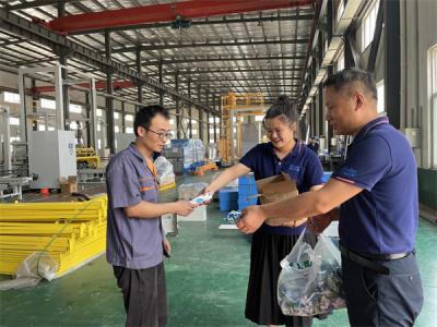 深蓝自动缠绕包装机厂家为一线员工“送清凉”