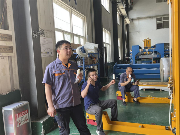 深蓝自动缠绕包装机厂家为一线员工“送清凉” 深蓝自动缠绕包装机厂家为一线员工“送清凉”