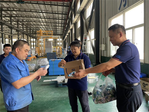 深蓝自动缠绕包装机厂家为一线员工“送清凉” 深蓝自动缠绕包装机厂家为一线员工“送清凉”