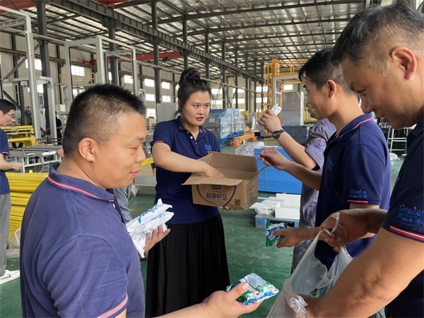 深蓝自动缠绕包装机厂家为一线员工“送清凉” 深蓝自动缠绕包装机厂家为一线员工“送清凉”